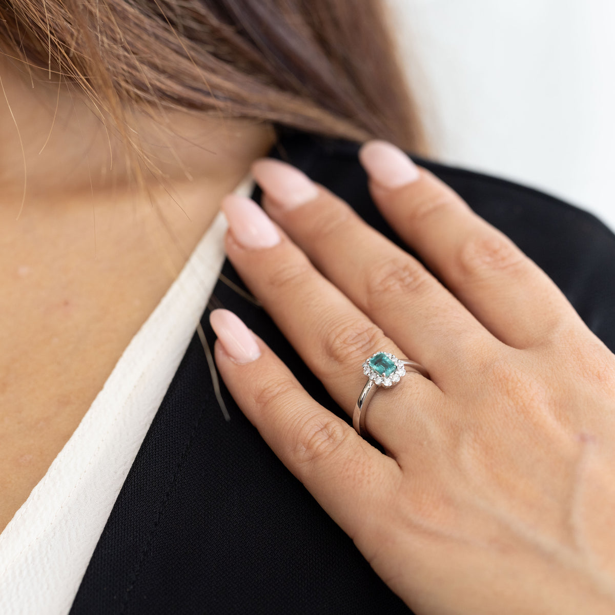 Anello in Oro Bianco 18KT con Smeraldo centrale Taglio Emerald e contorno in Diamanti