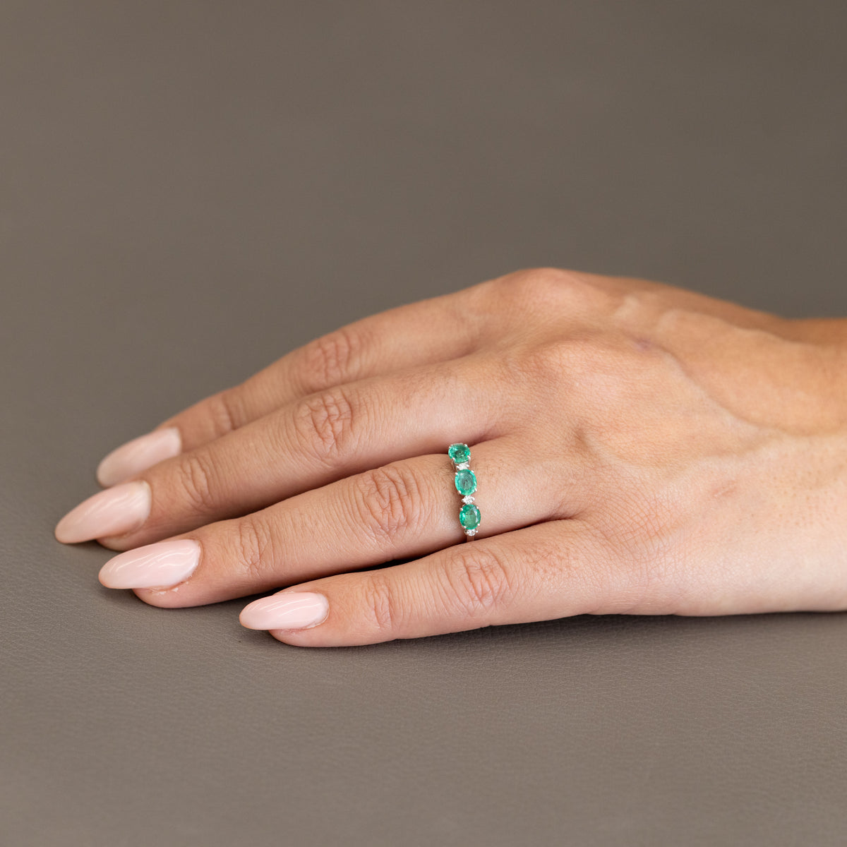 Anello in Oro Bianco 18 kt con Smeraldi Taglio Ovale e Diamanti