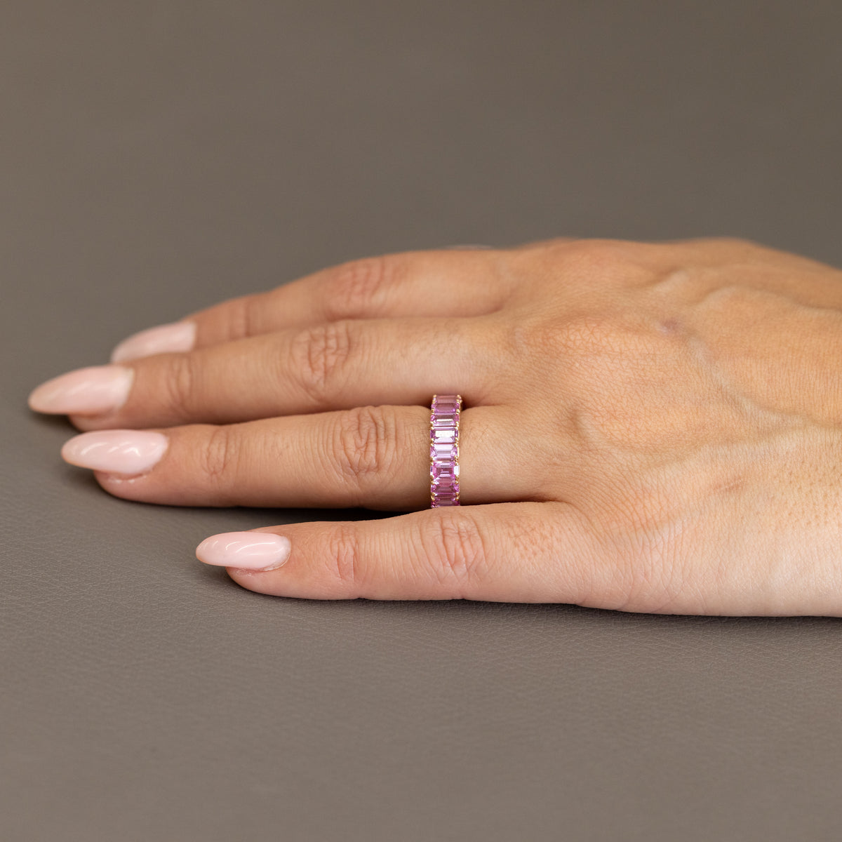 Anello Eternity in Oro Giallo 18 kt con Zaffiri Rosa Taglio Baguette