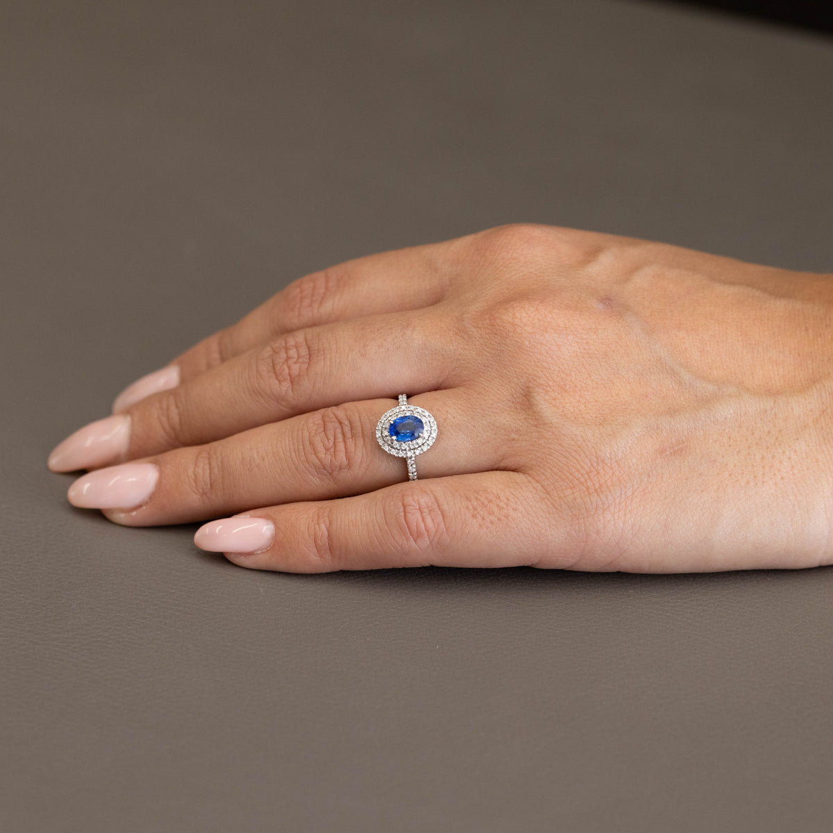 Anello in Oro Bianco 18 kt con Zaffiro Taglio Ovale e Doppio Contorno di Diamanti