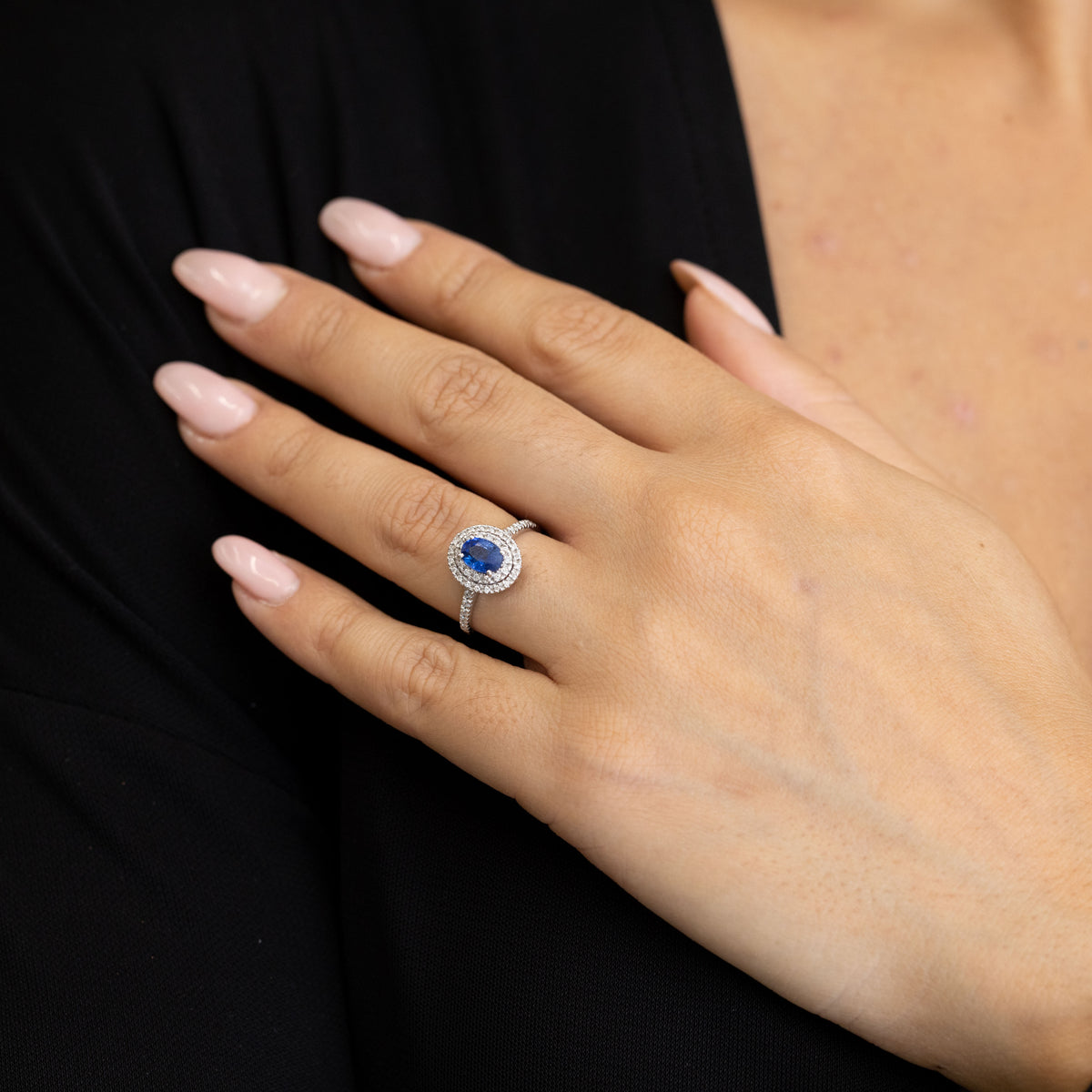 Anello in Oro Bianco 18 kt con Zaffiro Taglio Ovale e Doppio Contorno di Diamanti