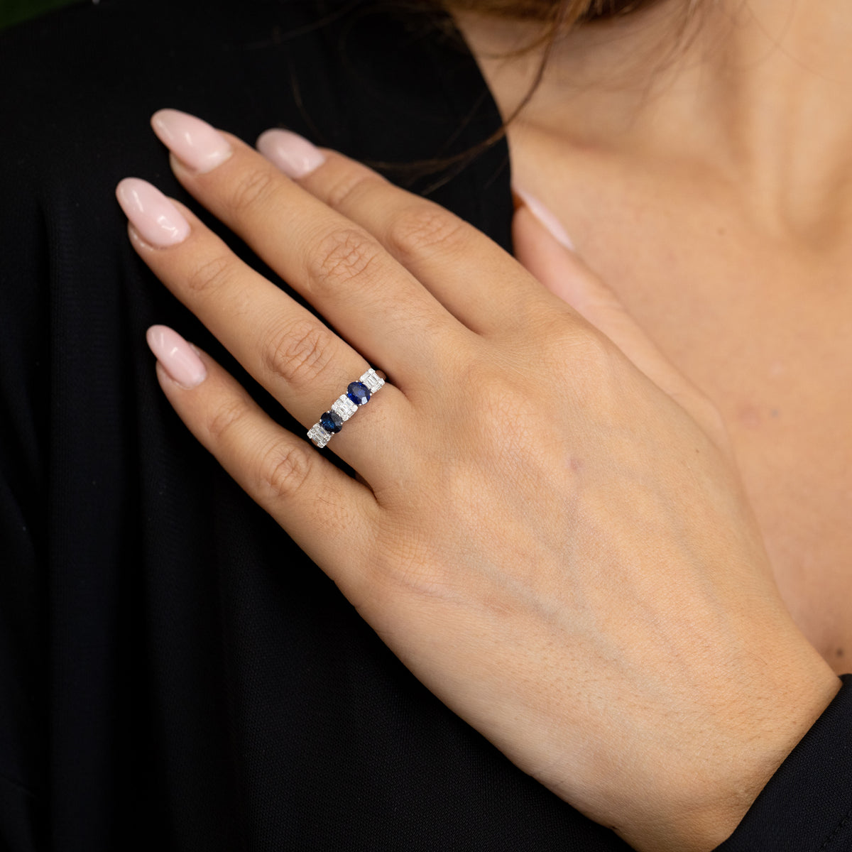 Anello in Oro Bianco 18 kt con Zaffiri Taglio Ovale e Diamanti Taglio Baguette