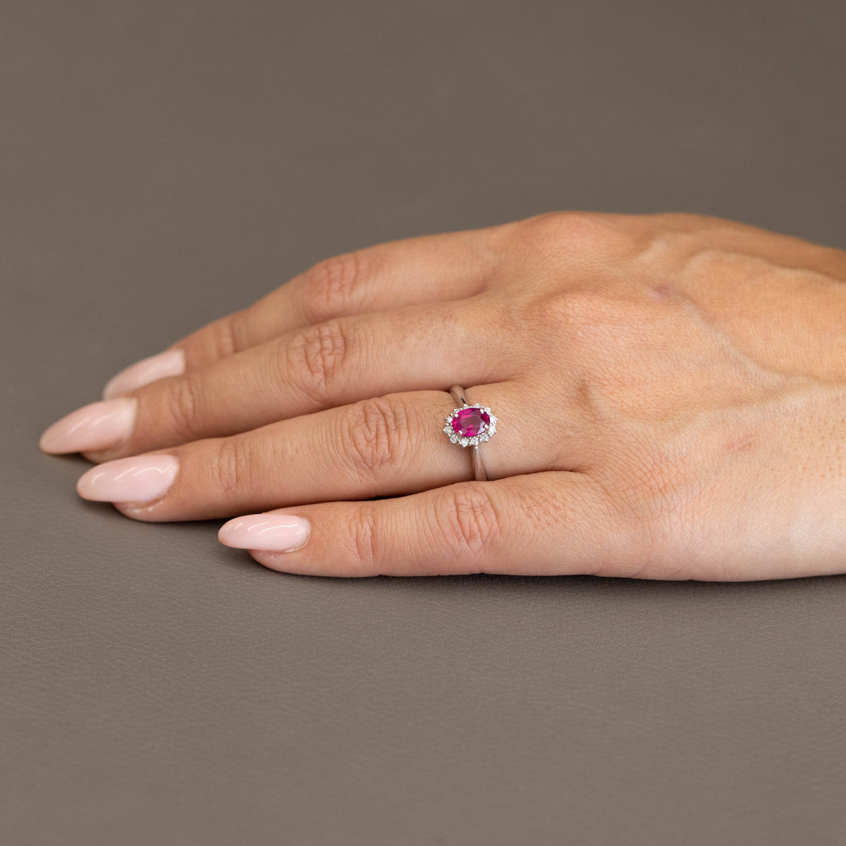 Anello in Oro Bianco 18 kt con Rubino Taglio Ovale e Contorno in Diamanti