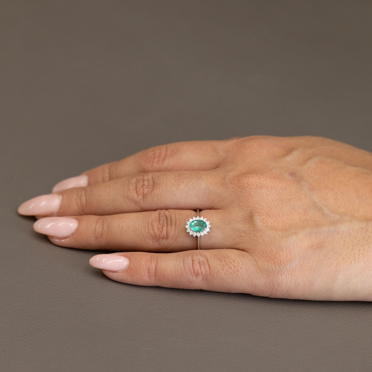 Anello Oro Bianco 18 kt con Smeraldo taglio Ovale e Contorno in Diamanti