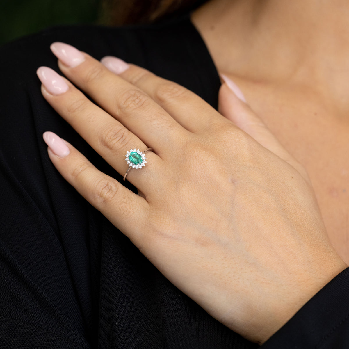 Anello Oro Bianco 18 kt con Smeraldo taglio Ovale e Contorno in Diamanti