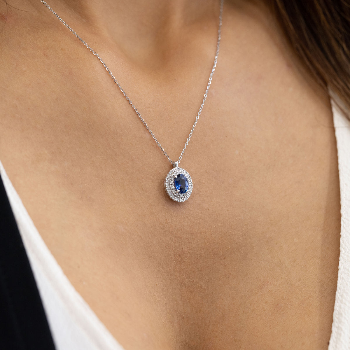 Collana in Oro Bianco 18 kt con Zaffiro taglio Ovale con Doppio Contorno in Diamanti