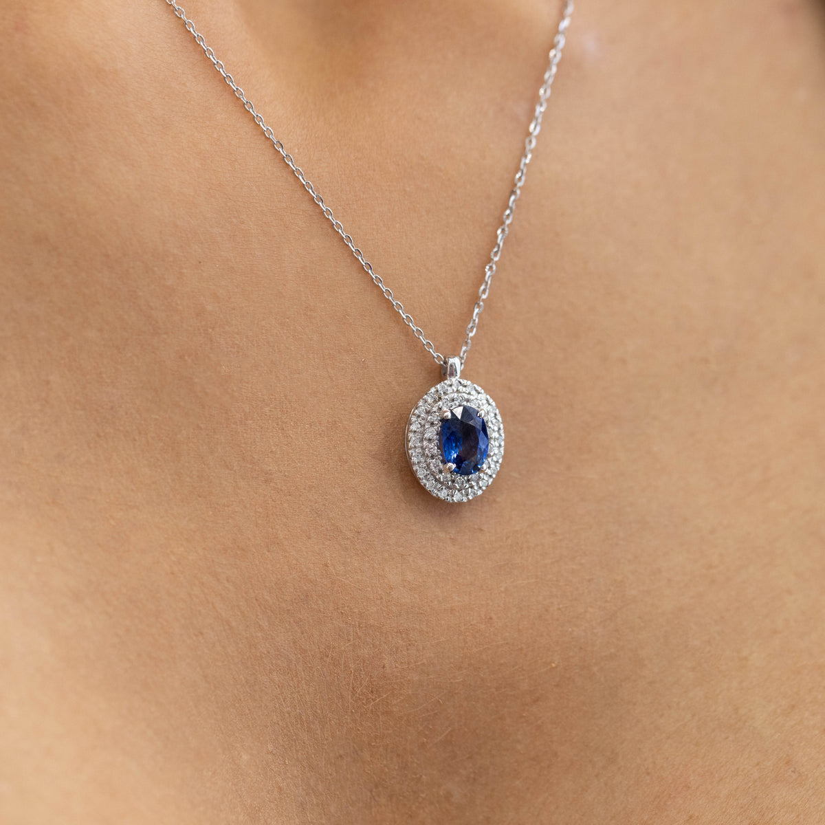 Collana in Oro Bianco 18 kt con Zaffiro taglio Ovale con Doppio Contorno in Diamanti