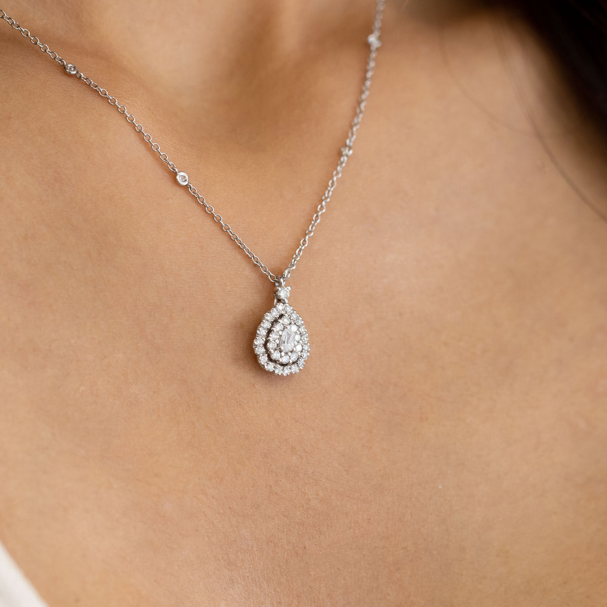 18kt White Gold Necklace with Drop-Shaped Pendant in Diamond Pavé and Central Diamond
