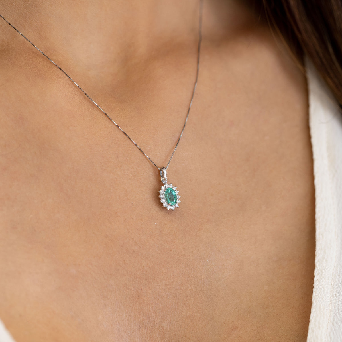 18kt White Gold Necklace with Oval Cut Emerald with Diamonds