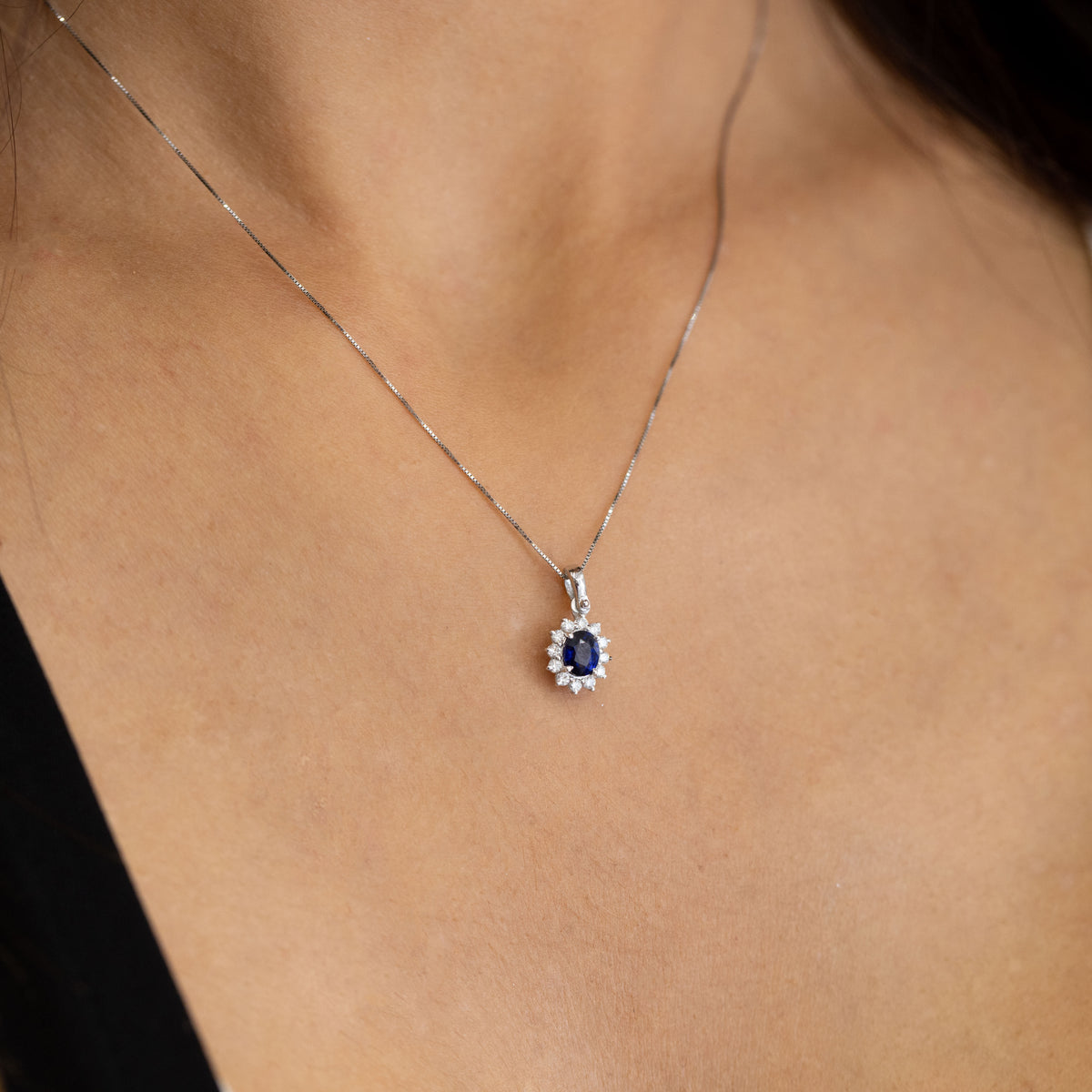 Collana In Oro Bianco 18 kt con Zaffiro Taglio Ovale con Giro di Diamanti