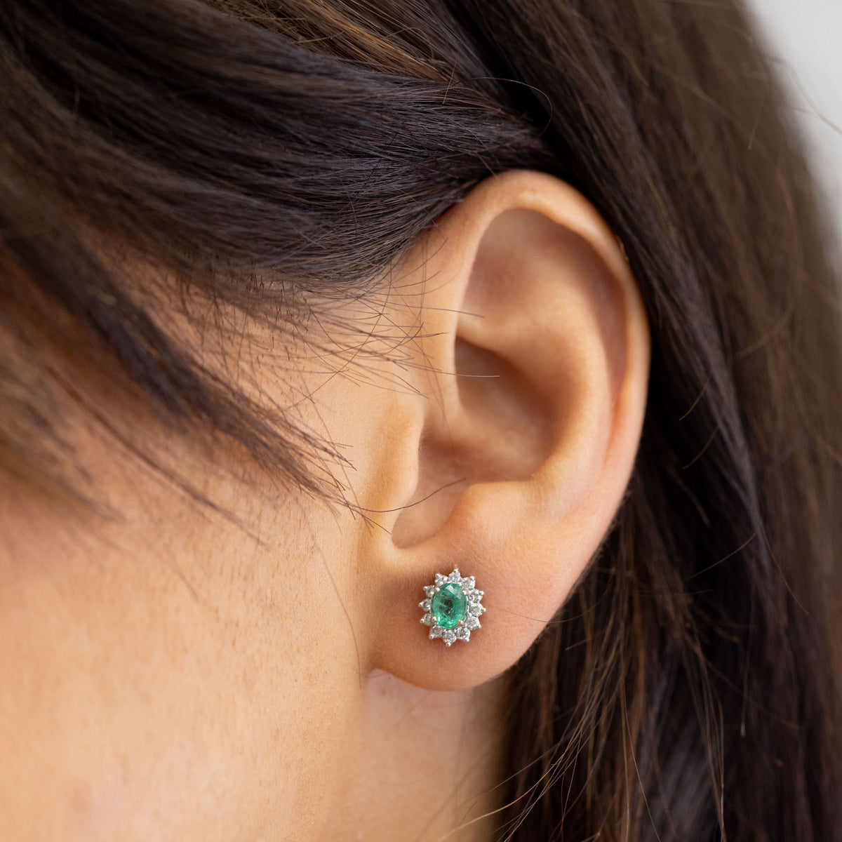 18kt White Gold Earrings with Oval Cut Emerald and Diamond Ring