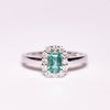 Anello in Oro Bianco 18KT con Smeraldo centrale Taglio Emerald e contorno in Diamanti