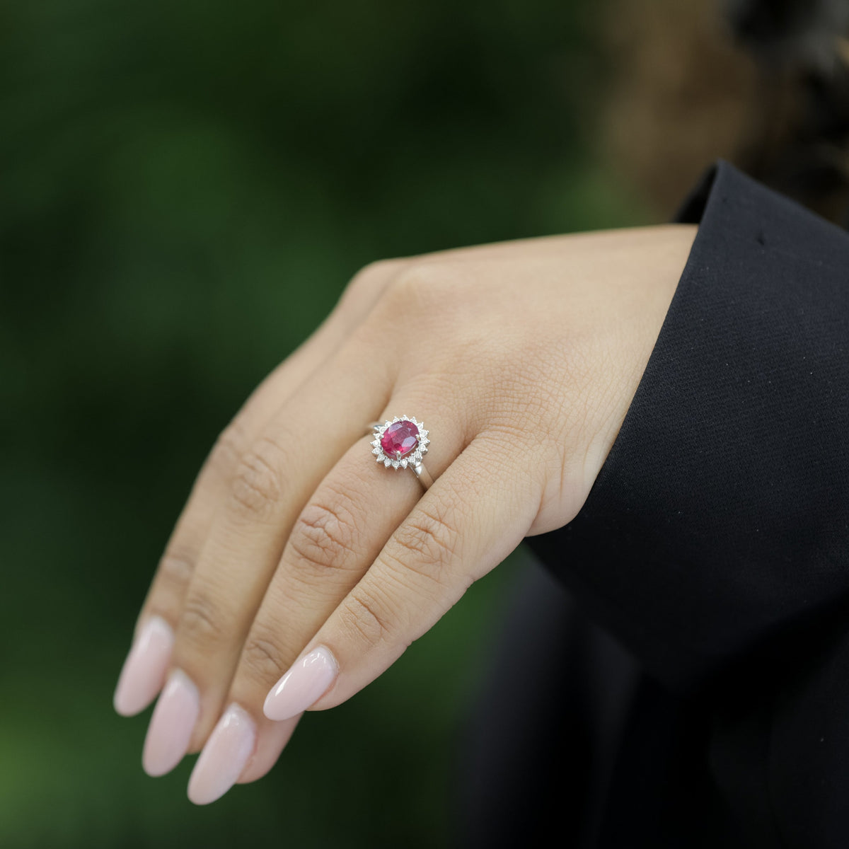 Anello con Rubino e Diamanti attorno