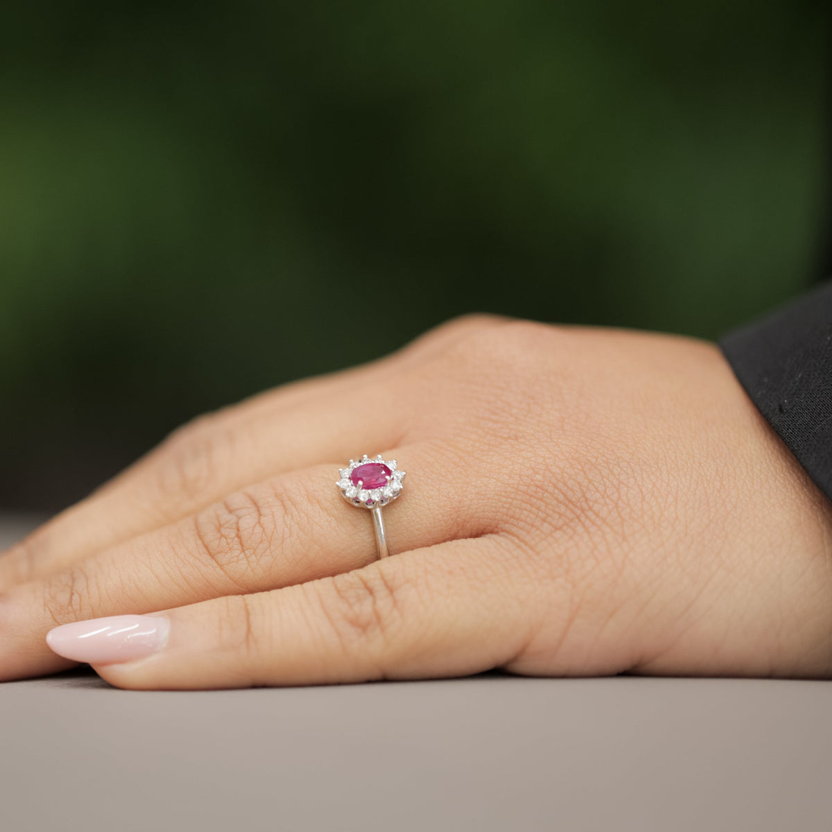 Anello con Rubino 0,67, Diamanti e Oro 18KT