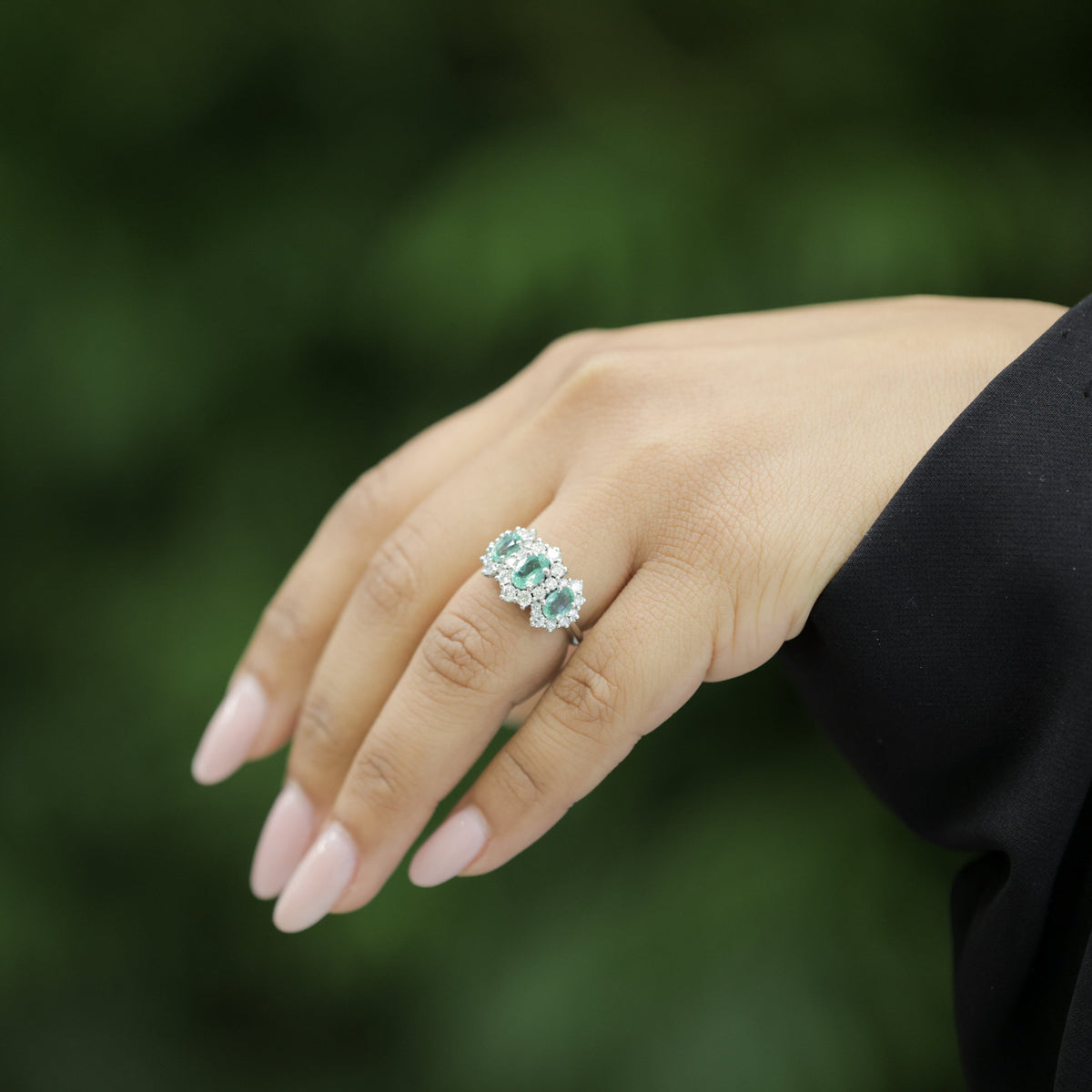 Anello trilogy di Smeraldi centrali contorno Diamanti