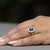 Anello con Zaffiro Quadrato e Contorno Diamanti