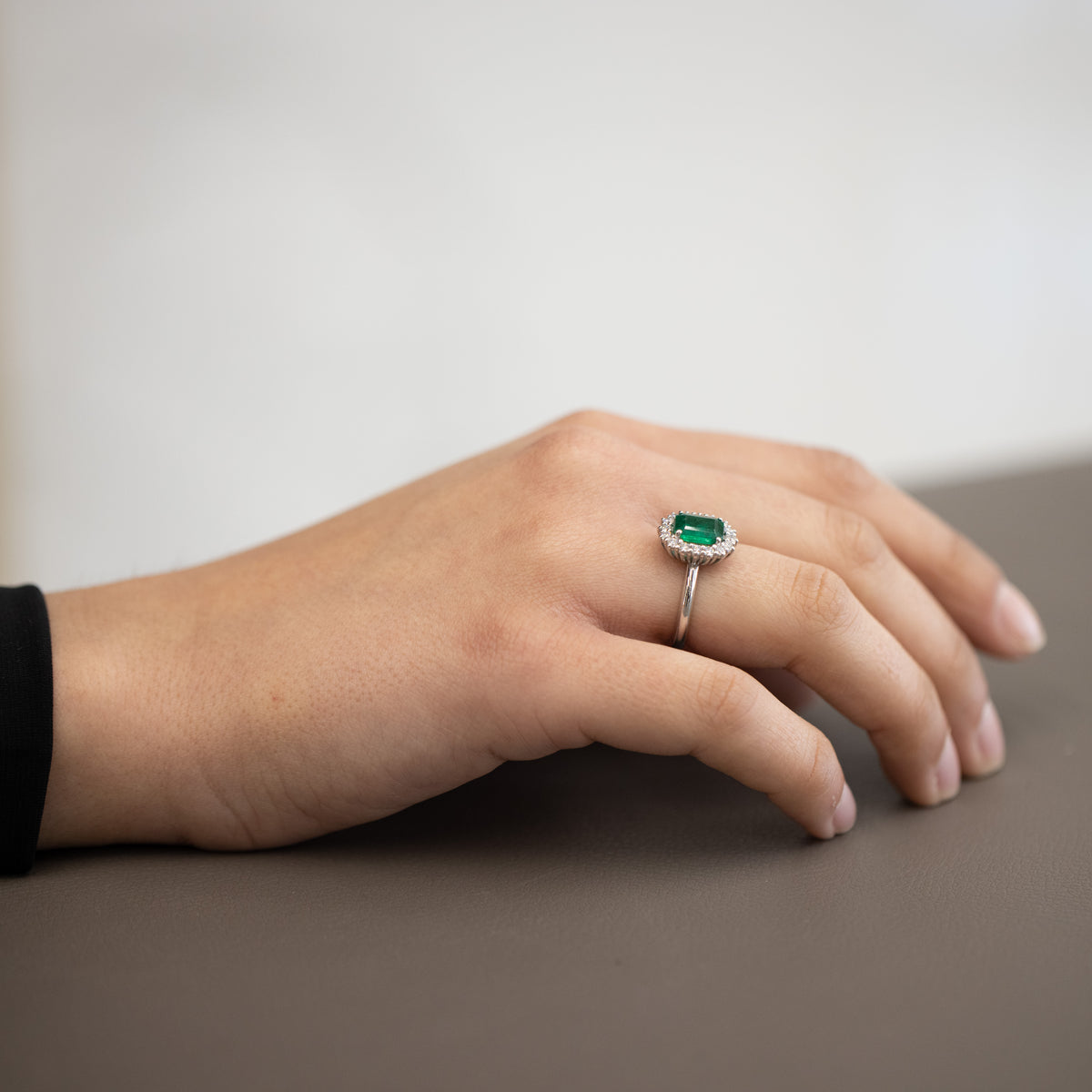 Anello in oro bianco 18kt con Smeraldo e contorno in Diamanti