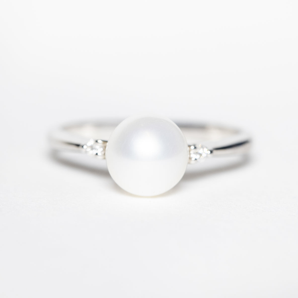 Anello in oro bianco 18kt con Perla Fresh Water e diamanti laterali