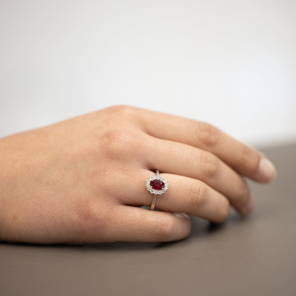 Anello in oro bianco 18kt con Rubino Ovale e contorno in Diamanti