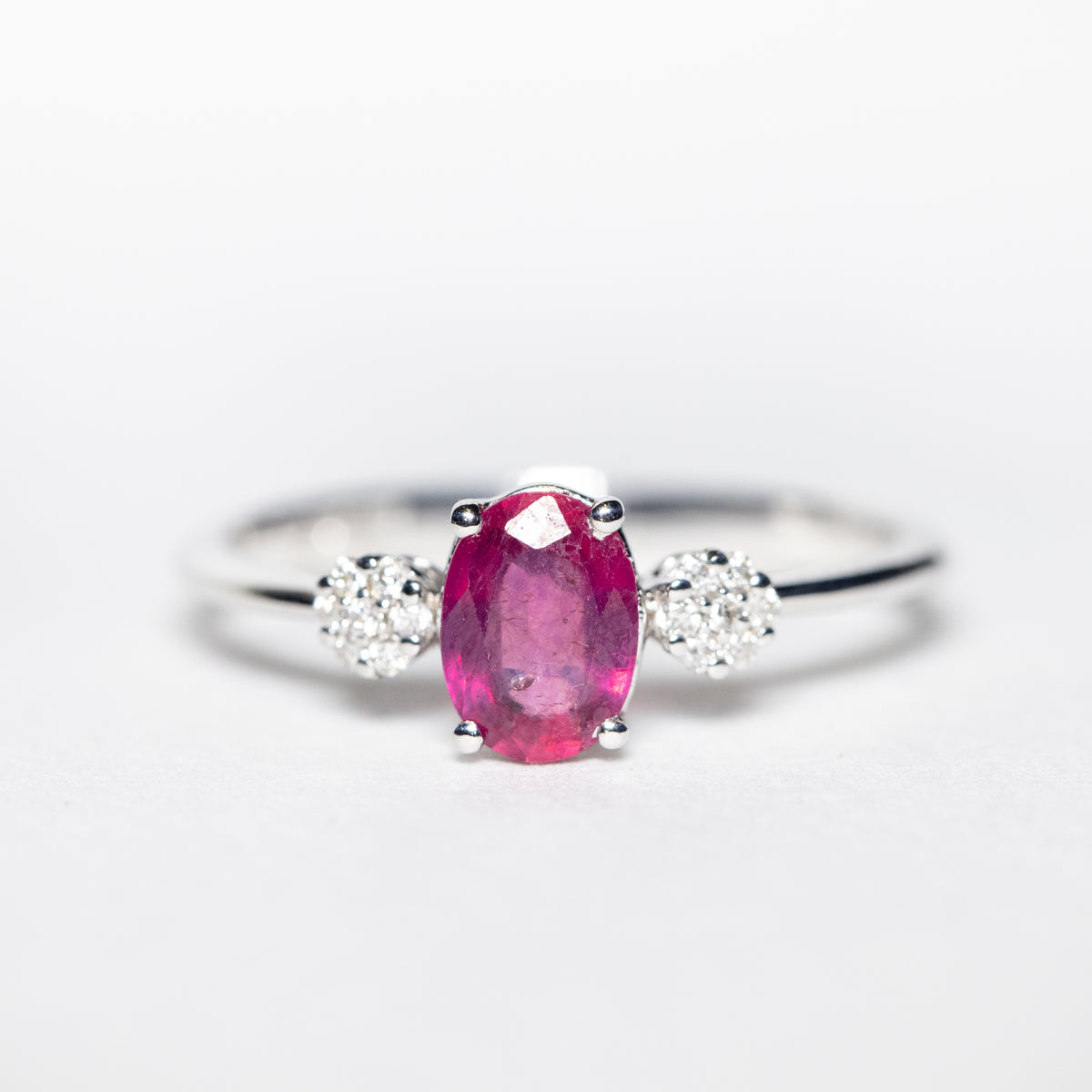 Anello in oro bianco 18kt con Rubino e diamanti fantasia pavè