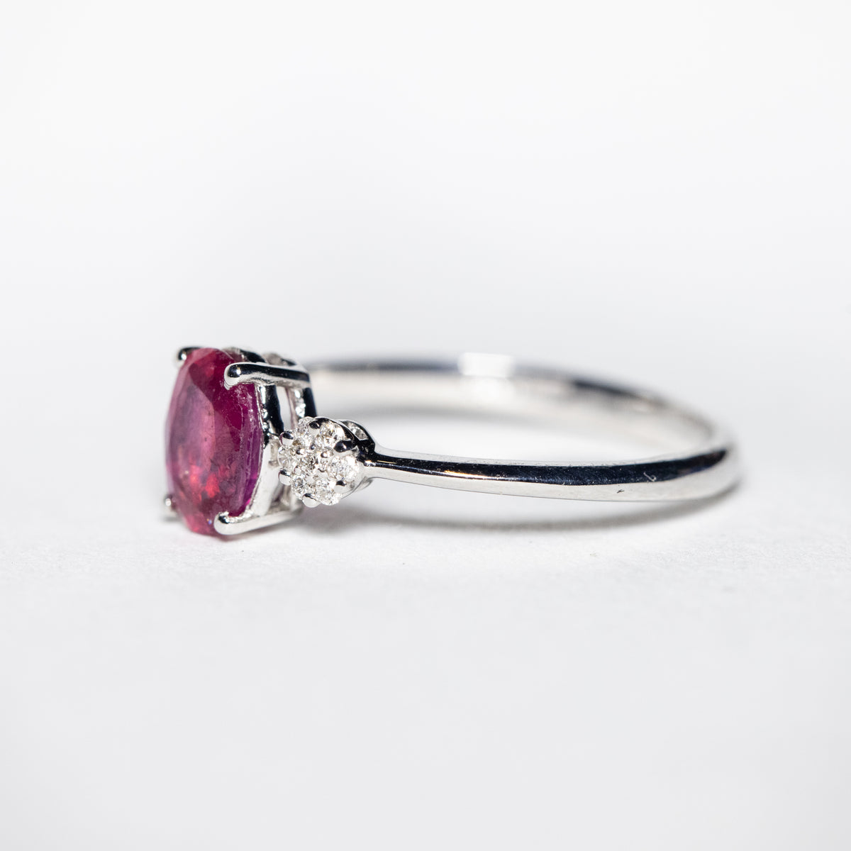 Anello in oro bianco 18kt con Rubino e diamanti fantasia pavè