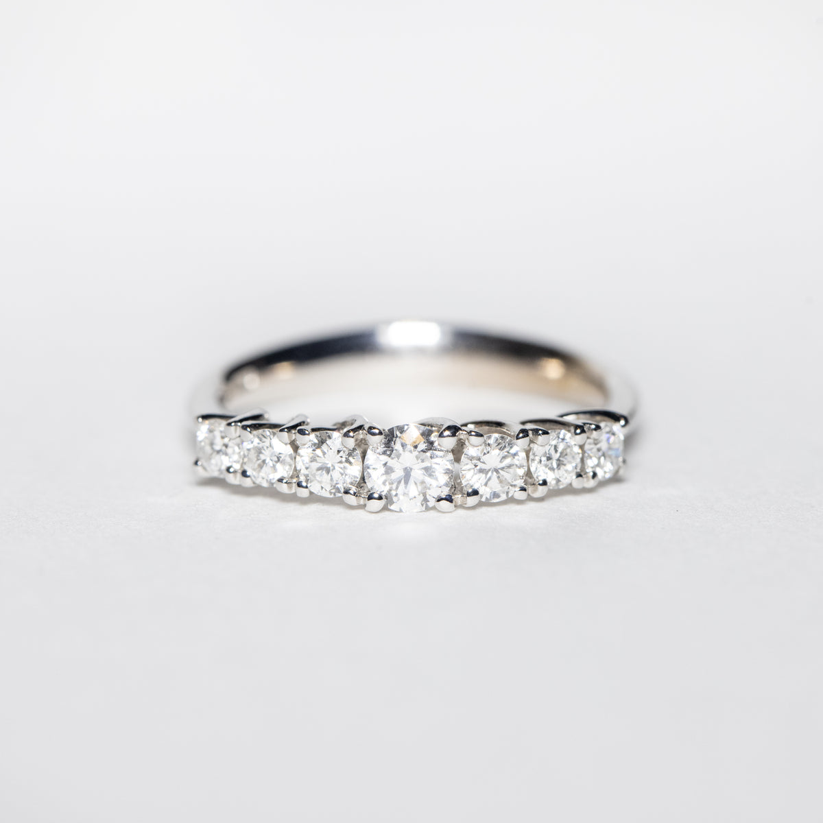 18kt white gold ring with 0.74 ct Degradè fantasy diamonds