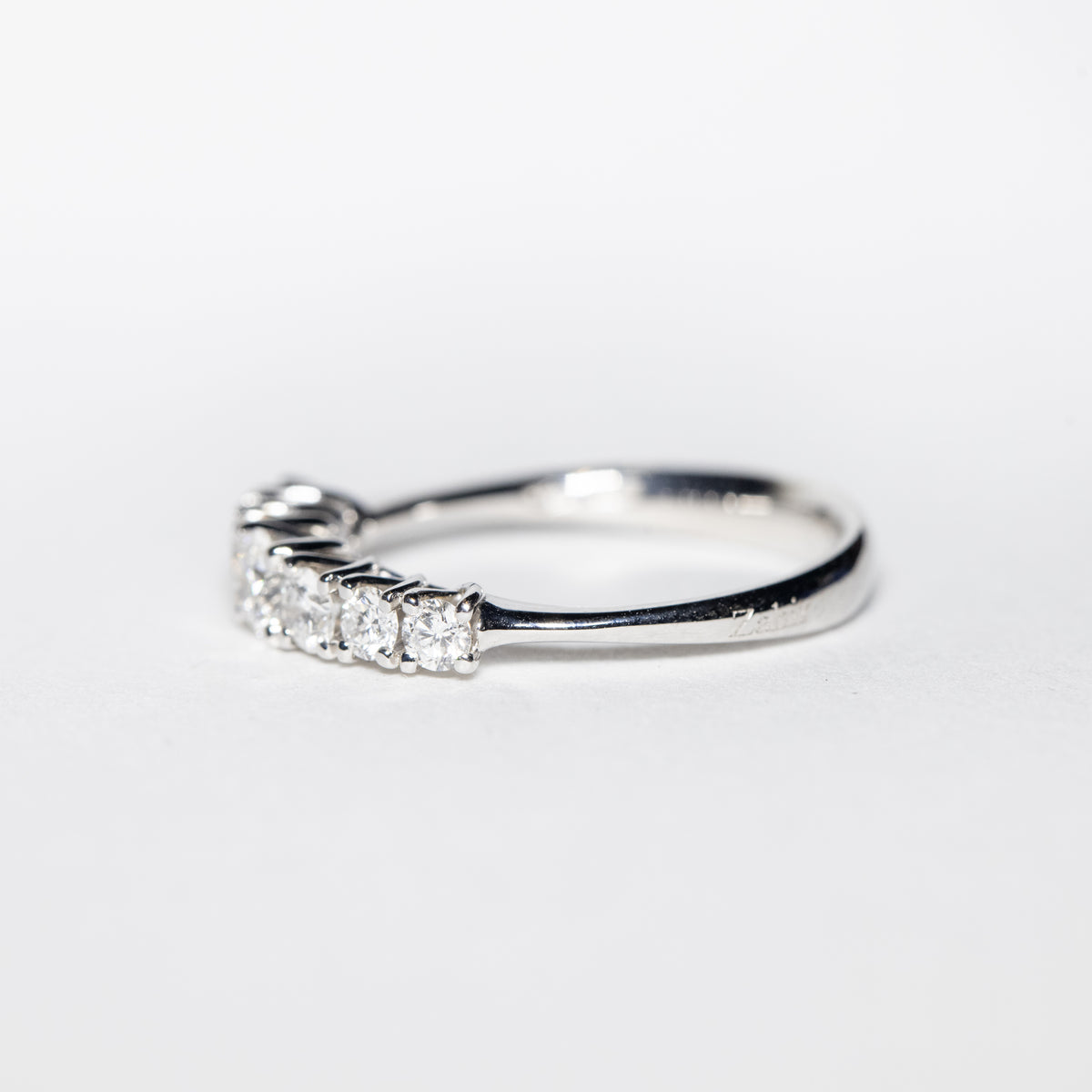 18kt white gold ring with 0.74 ct Degradè fantasy diamonds