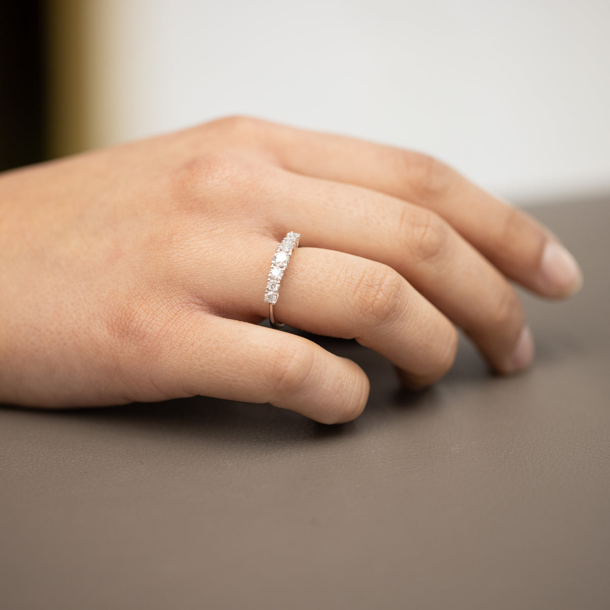 18kt white gold ring with 0.74 ct Degradè fantasy diamonds