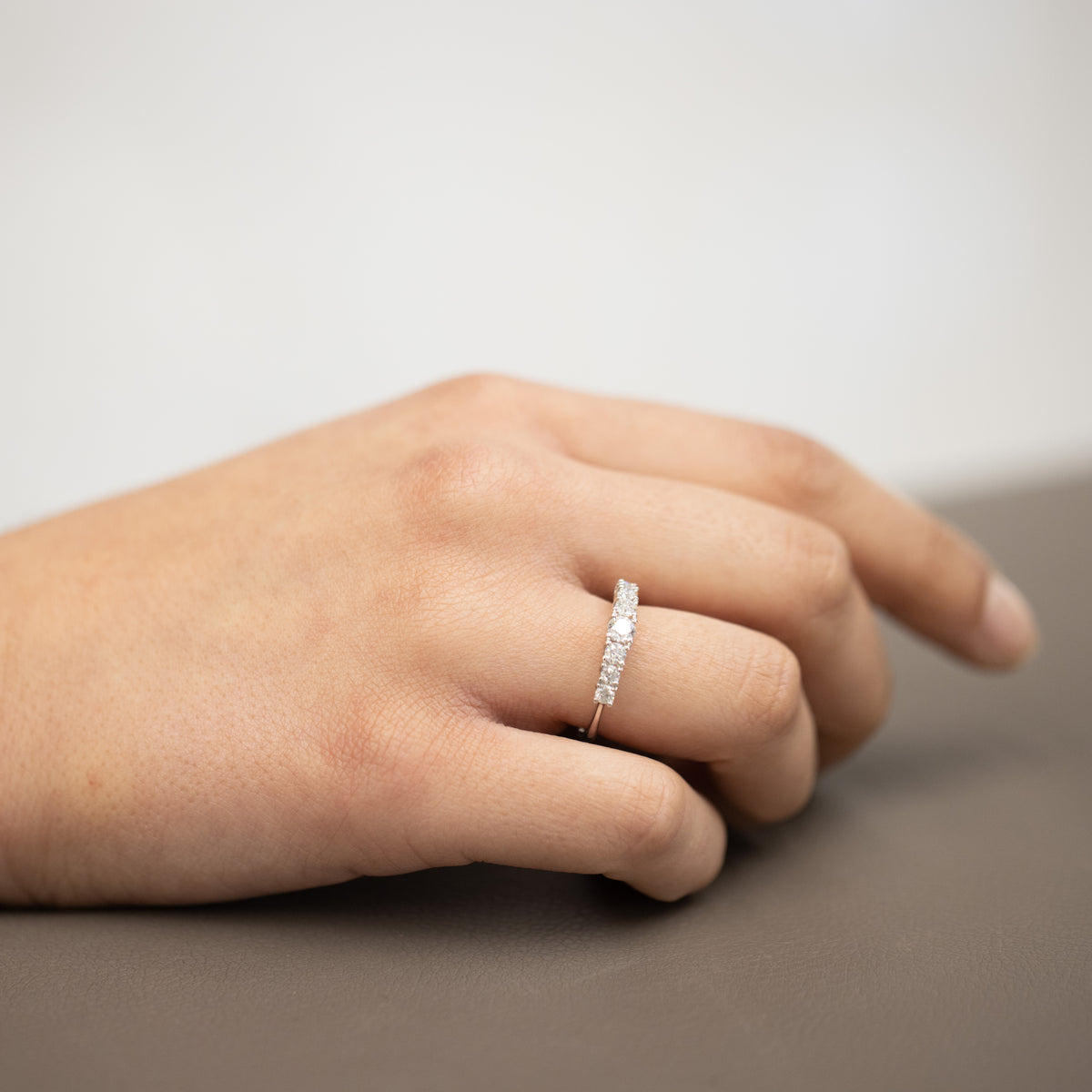 18kt white gold ring with 0.74 ct Degradè fantasy diamonds