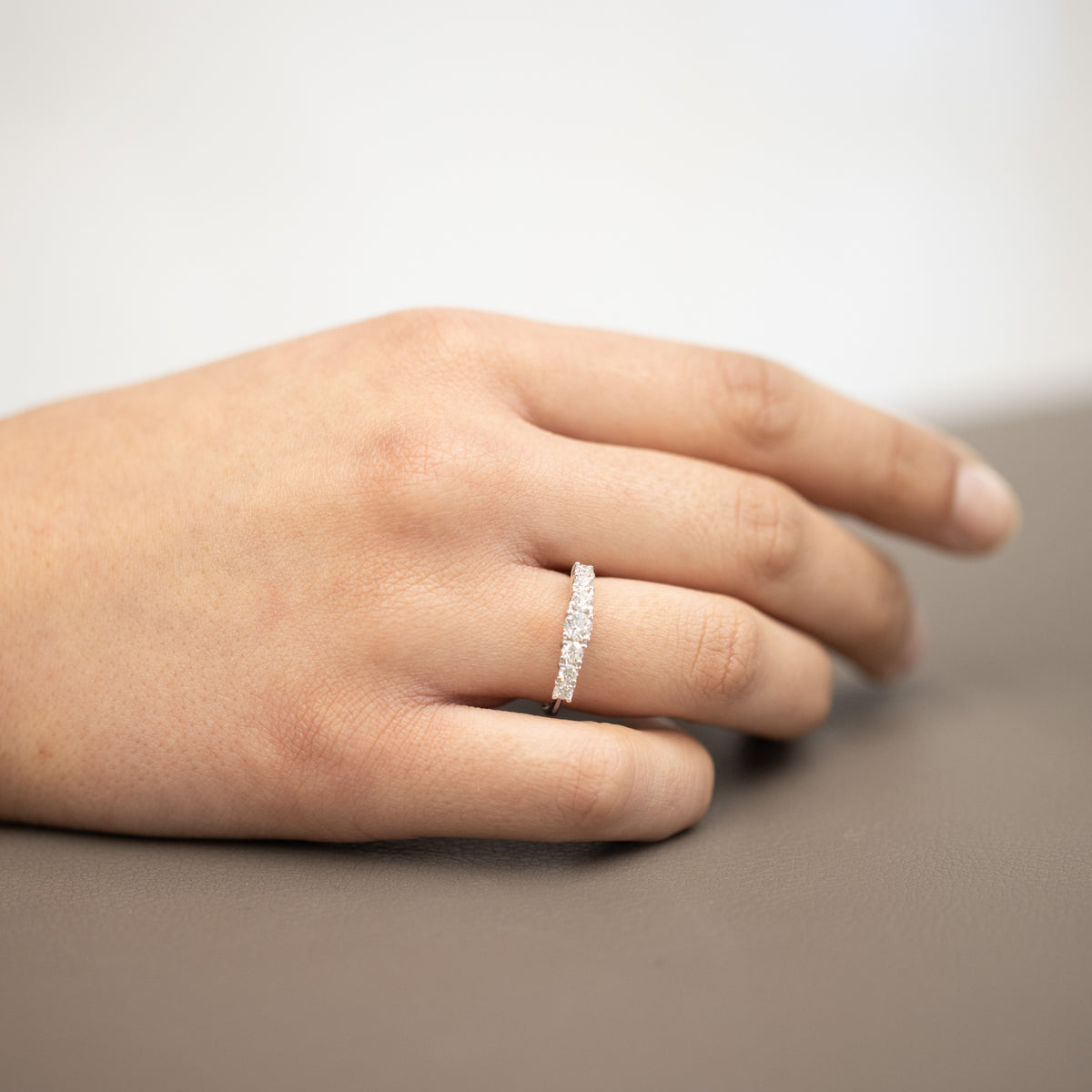 18kt white gold ring with 0.74 ct Degradè fantasy diamonds