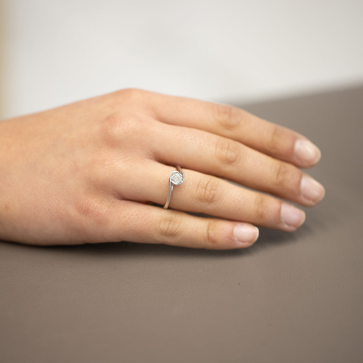 Solitaire ring in 18 kt white gold and brilliant cut diamond
