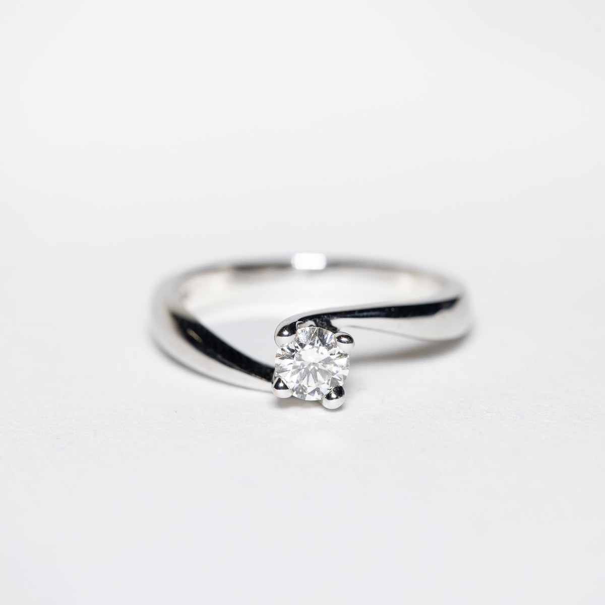 Anello Solitario in oro bianco 18k con diamante da 0,37ct. Montatura Valentino