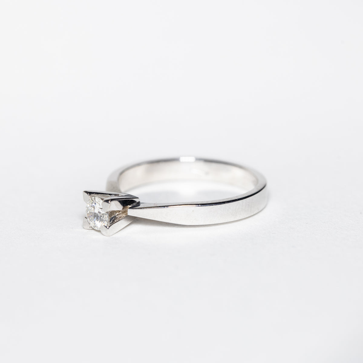 Anello Solitario in oro bianco 18kt con diamante da 0,23ct. Montatura a 4 griffe