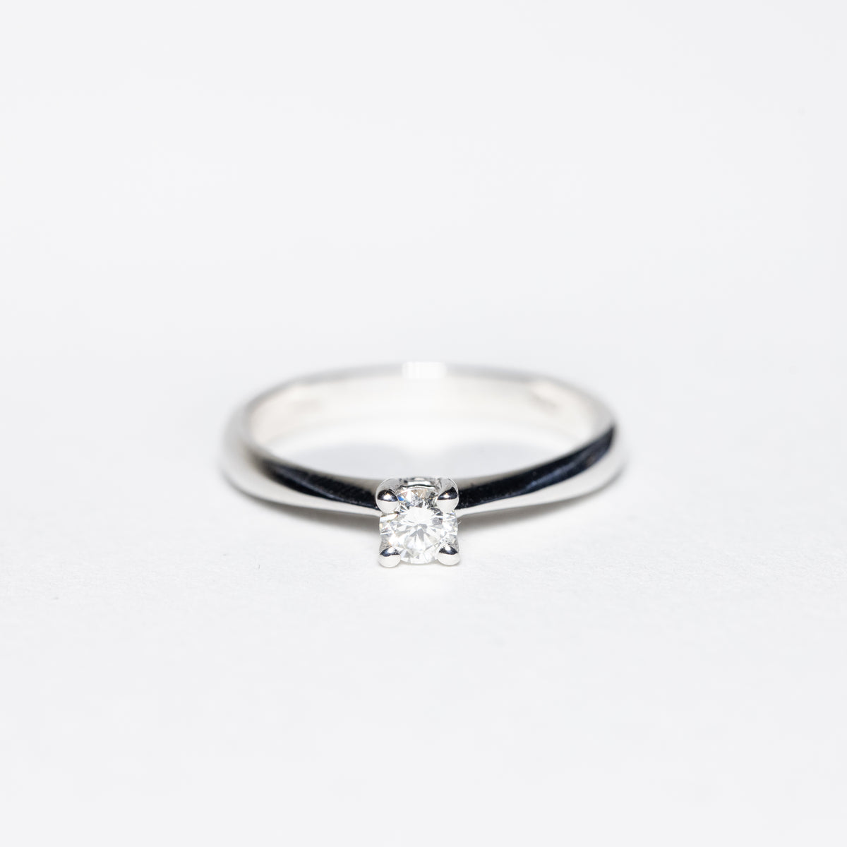 18kt White Gold Solitaire Ring with 0.21ct F Color Diamond