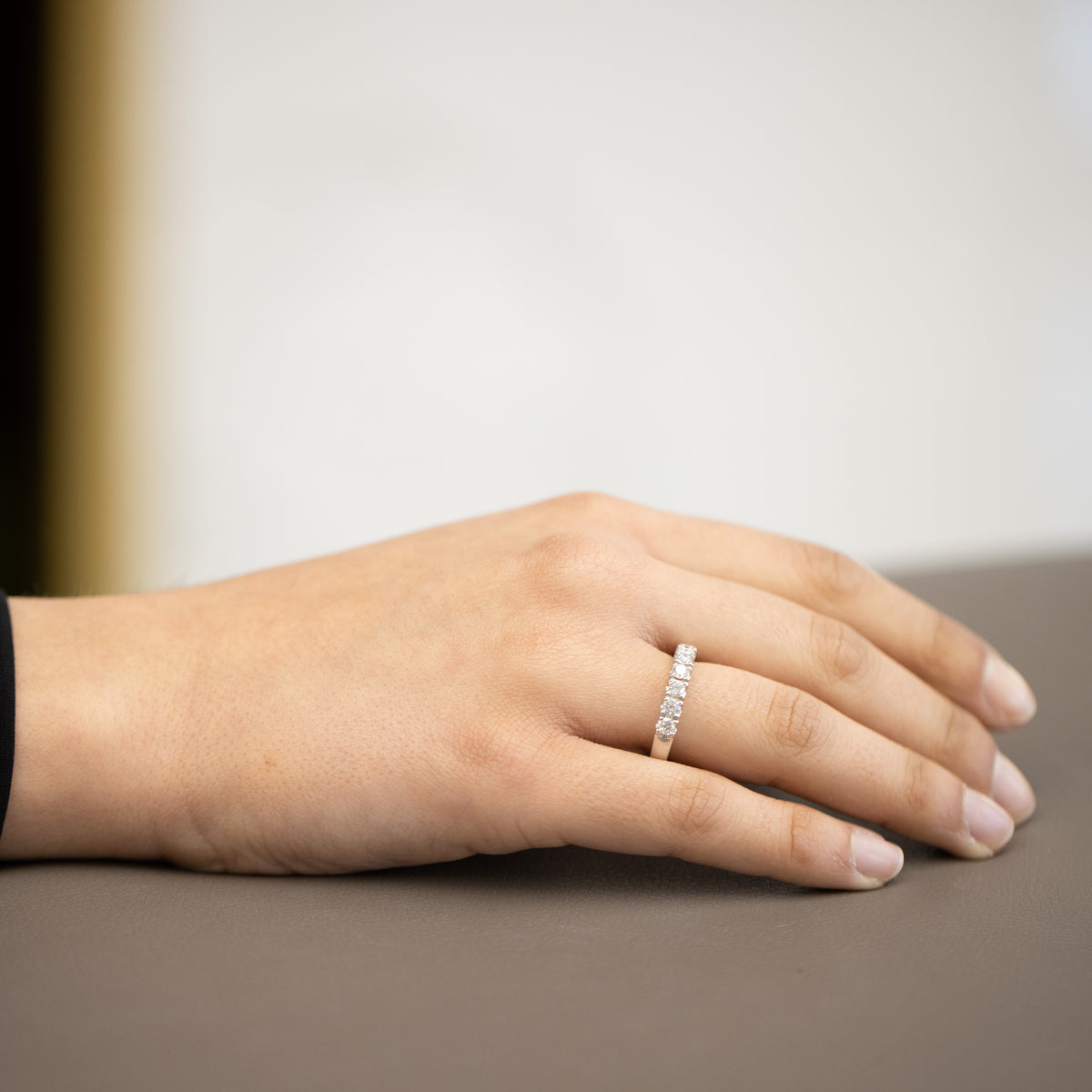 18kt white gold Veretta ring with 7 diamonds, 0.81 carat