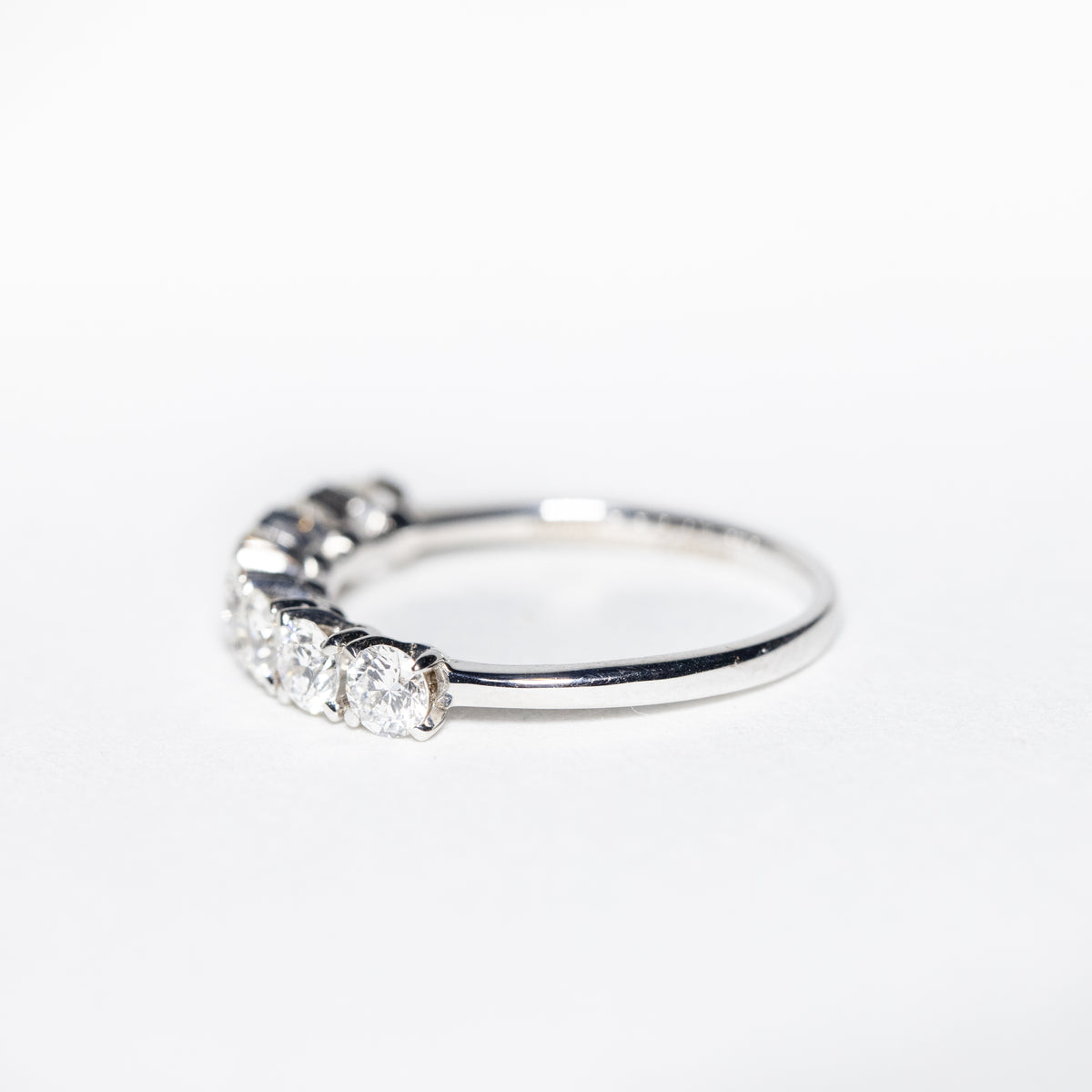 Anello Veretta in Oro Bianco 18kt a 7 diamanti taglio rotondo brillante