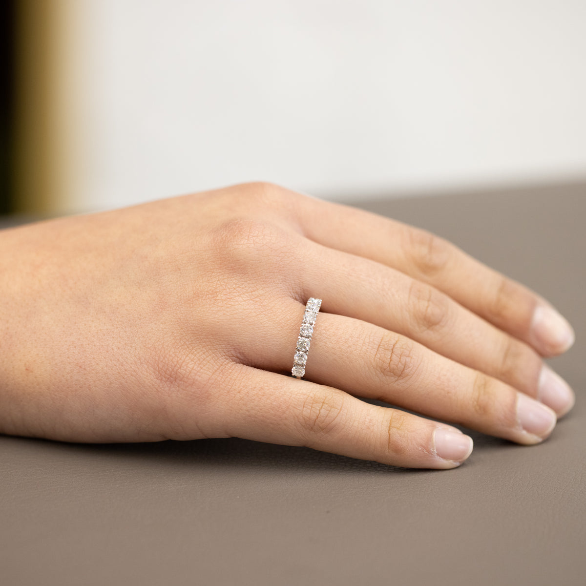 Anello Veretta in Oro Bianco 18kt a 7 diamanti taglio rotondo brillante