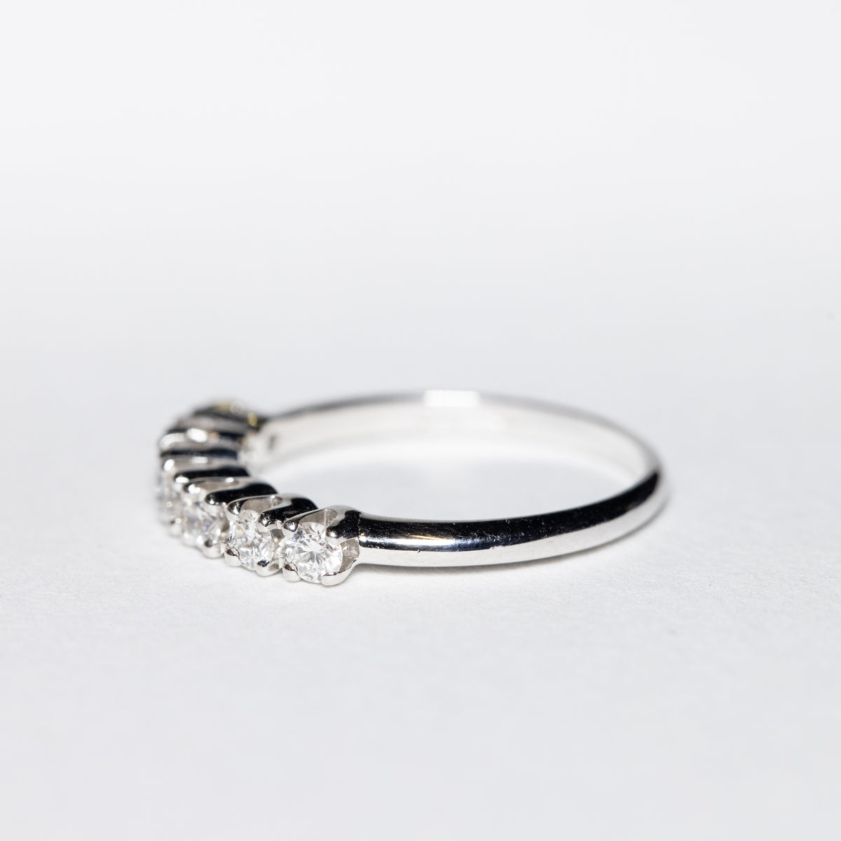 18kt White Gold Veretta Ring with 7 Diamonds