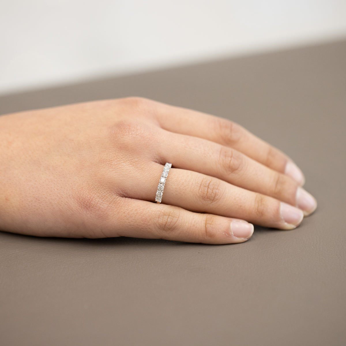 18kt White Gold Veretta Ring with 7 Round Brilliant Cut Diamonds