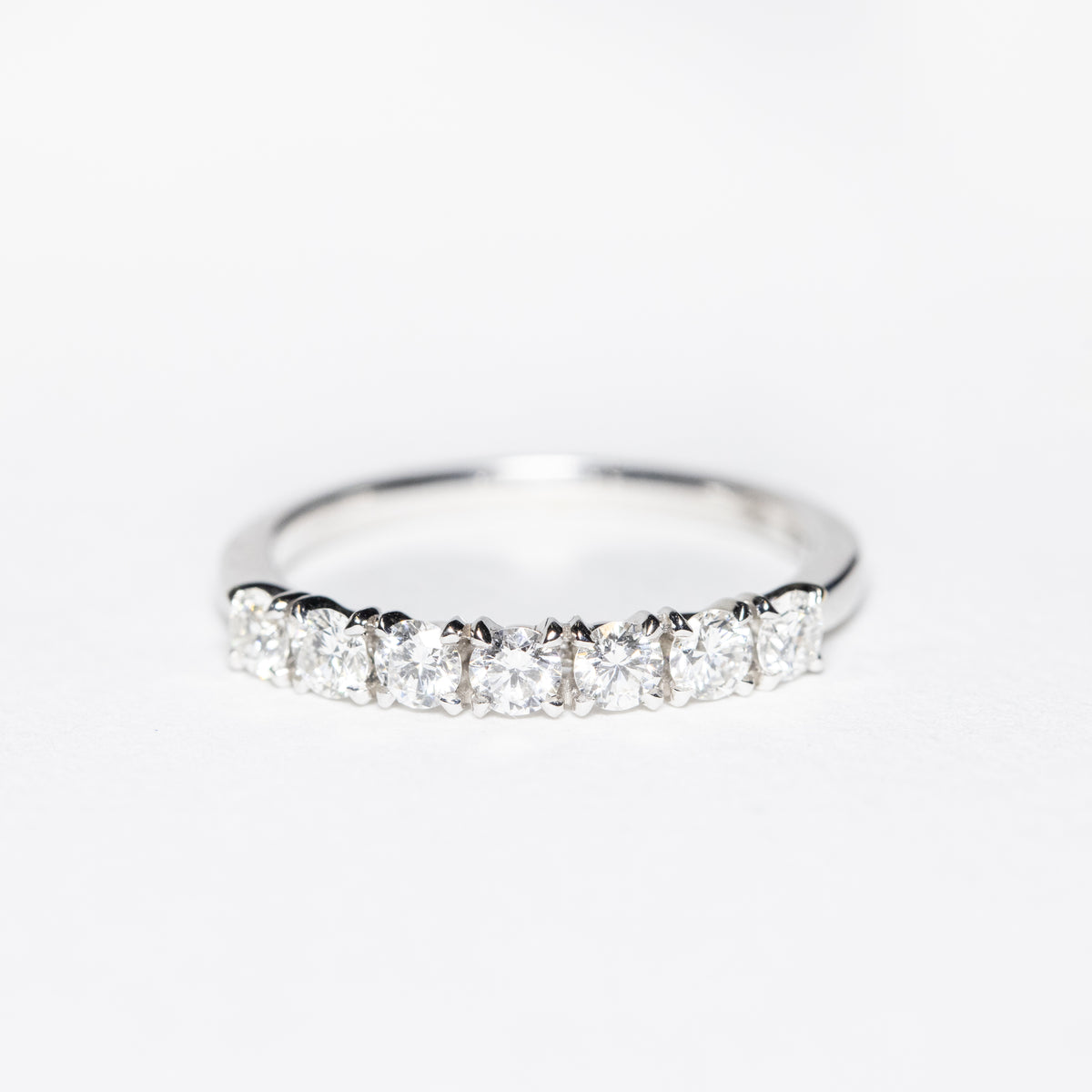 18kt White Gold Veretta Ring with 7 Round Brilliant Cut Diamonds