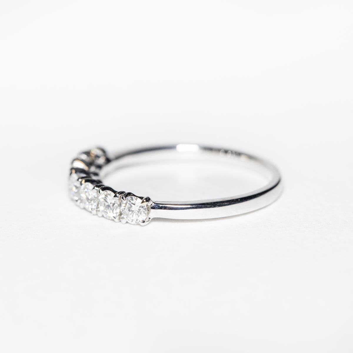18kt White Gold Veretta Ring with 7 Round Brilliant Cut Diamonds