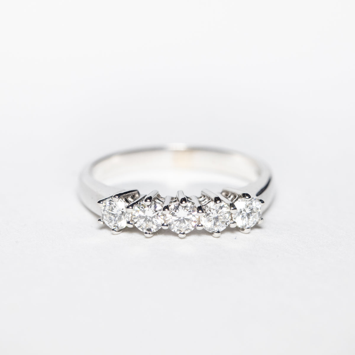 Anello Veretta in oro bianco 18kt a 5 pietre