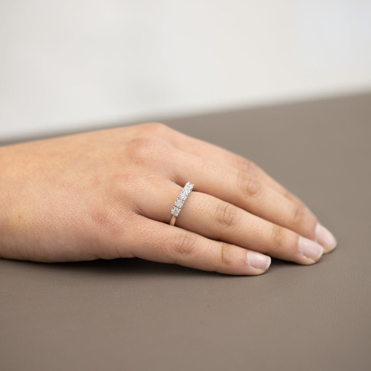 Anello Veretta in oro bianco 18kt a 5 Diamanti taglio rotondo brillante