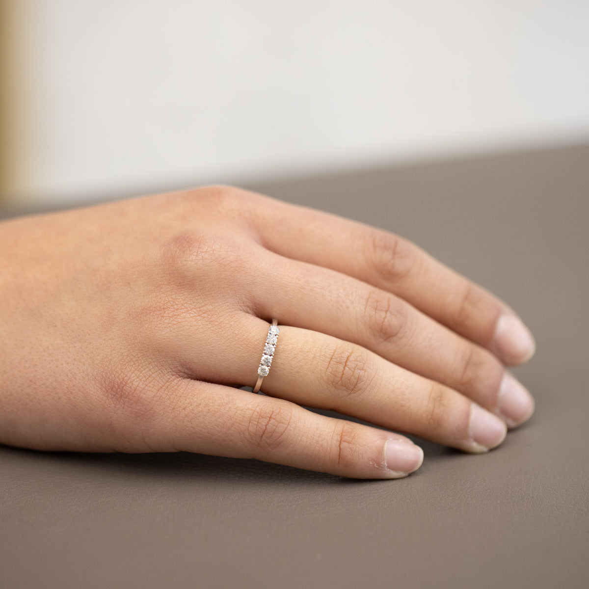 Anello veretta in oro bianco 18kt a 5 diamanti