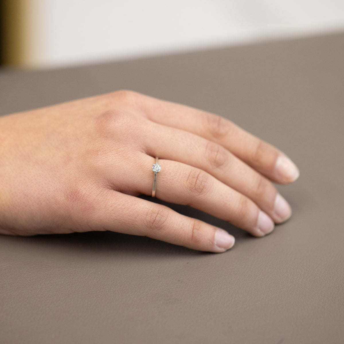 Solitaire ring in 18 kt white gold and brilliant cut diamond