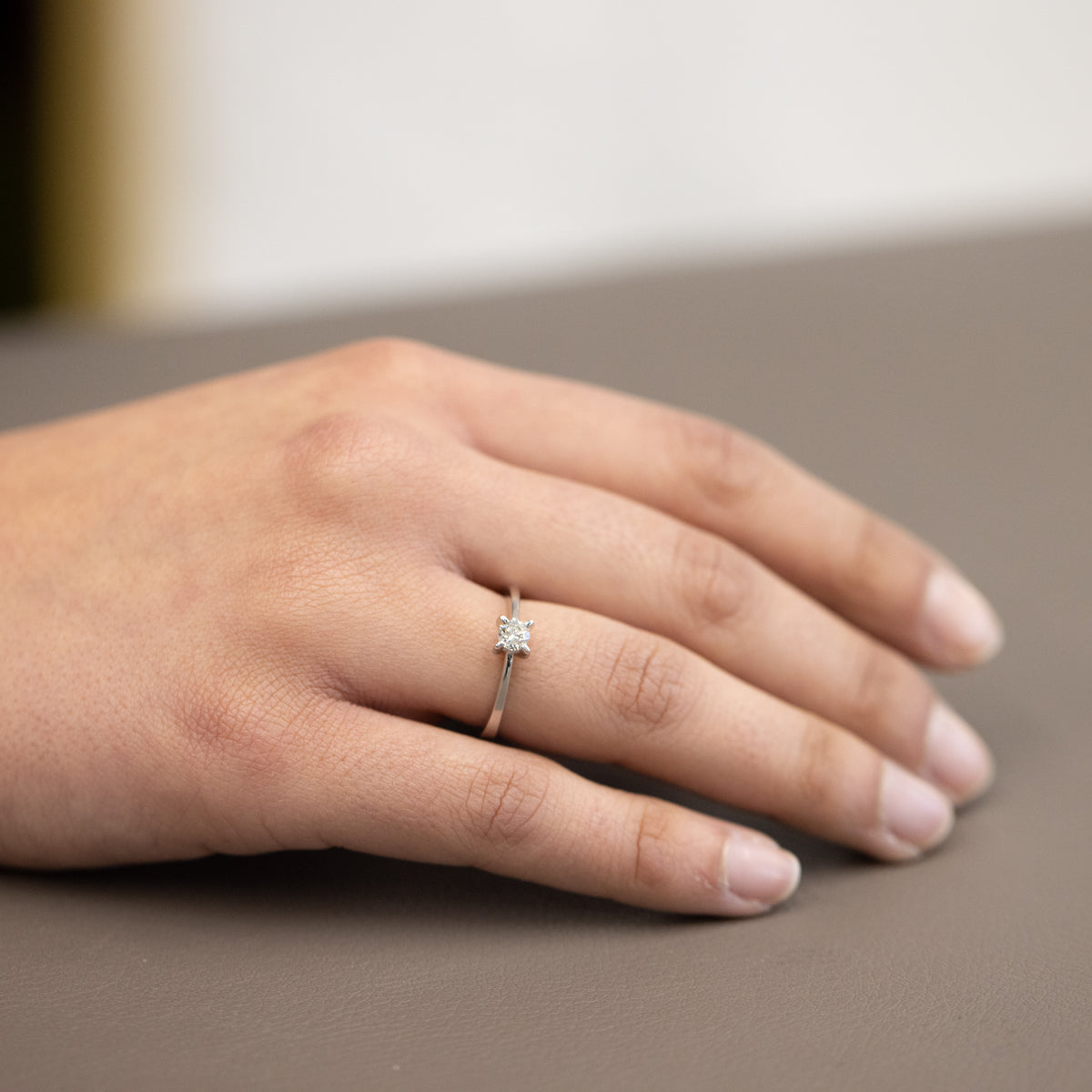 Solitaire ring in 18 kt white gold and brilliant cut diamond