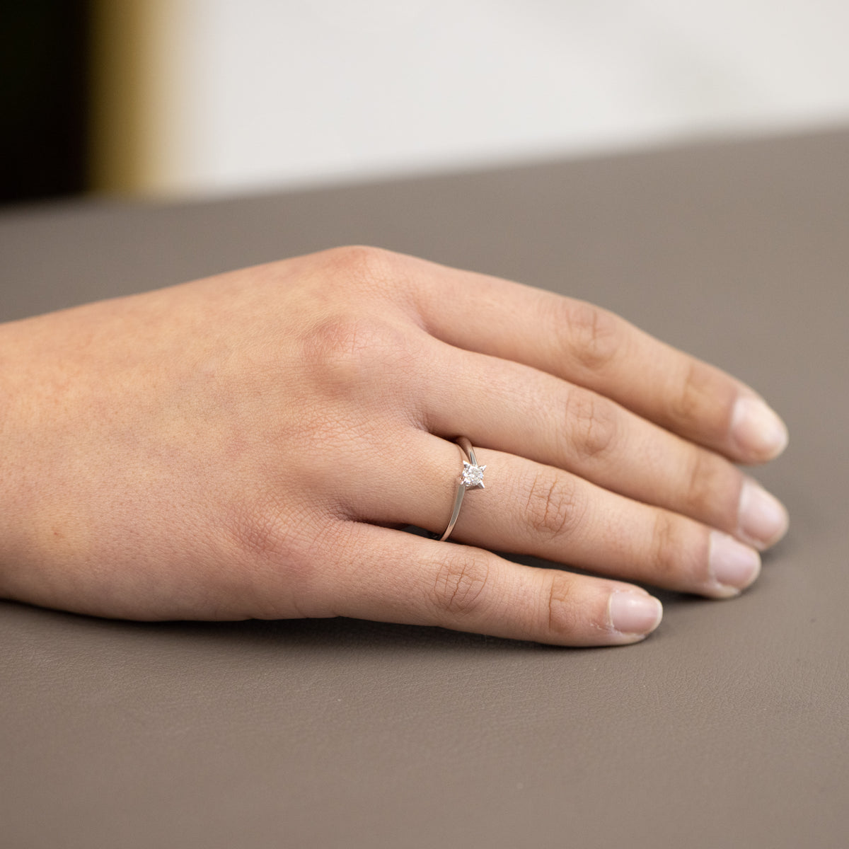 Anello solitario in oro bianco 18 kt e diamante taglio brillante