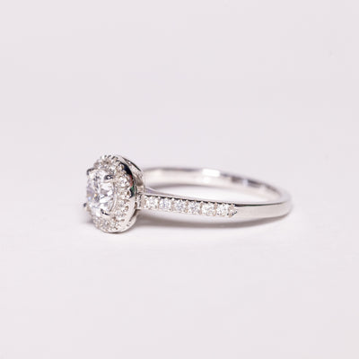 Anello Solitario in Oro Bianco 18KT con Diamante centrale e diamanti laterali montatura  Tiffany