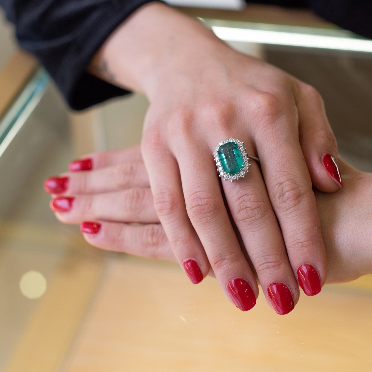 Anello Solitario in Oro Bianco 18KT con Smeraldo da 7 Carati e contorno in Diamanti (Pezzo Unico)