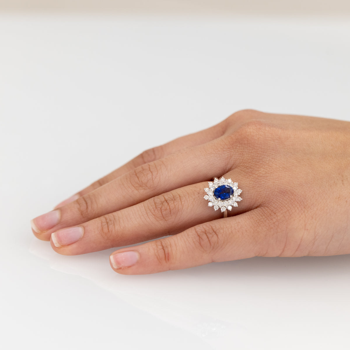 18kt White Gold Ring with Central Sapphire and Snowflake Shape Diamonds